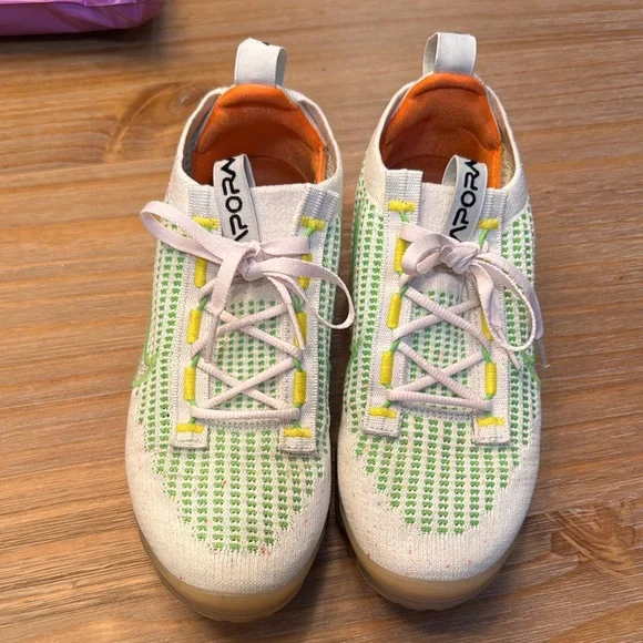 Nike Women's VaporMax Flyknit Shoes - White and Green - Picture 2 of 9